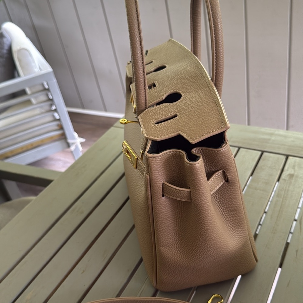 Elegant Tan Leather Handbag - Picture 3 of 8